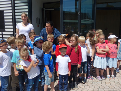 Kindergartenkinder bei der Ankunft der Gäste aus St. Berthevin