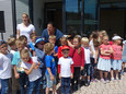 Kindergartenkinder bei der Ankunft der Gäste aus St. Berthevin